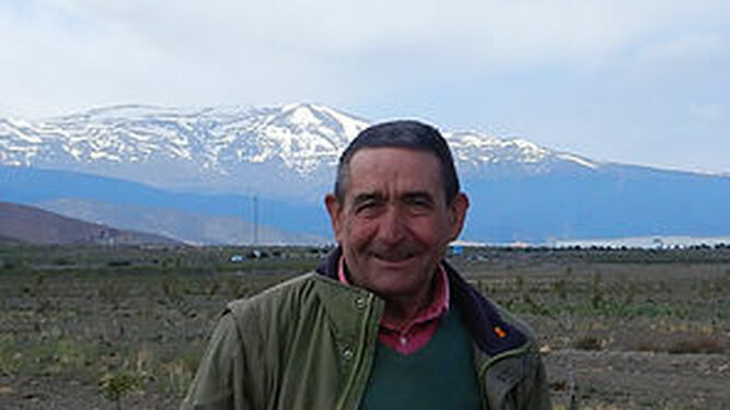 Luis Ramírez se dedica a la agricultura tradicional, después de trabajar como técnico forestal en Almería.