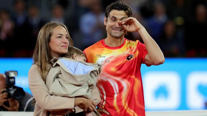 El tenista David Ferrer  acompañado por su mujer, Marta Tornel, tras su despedida del tenis.