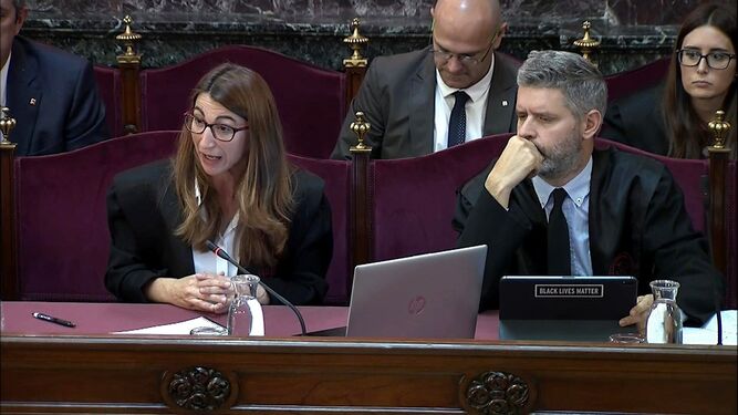 Marina Roig, abogada de Jordi Cuixart, y el letrado de Oriol Junqueras, Andreu Van den Eynde, este jueves durante el juicio del 'procés' en el Supremo