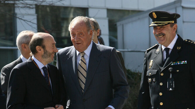 Alfredo Pérez Rubalcaba y el rey don Juan Carlos, durante una visita a la Comisaría General de Información del CNP en 2010.