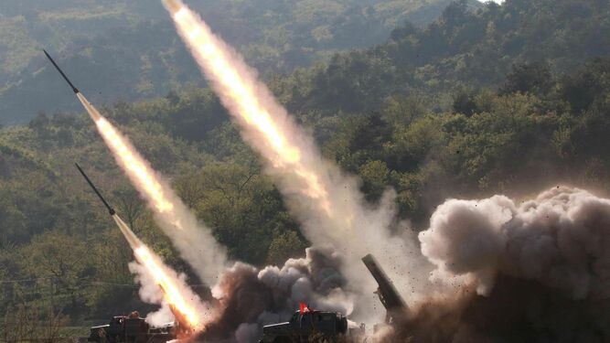 Imagen del lanzamiento de varios misiles norcoreanos este jueves.