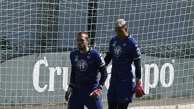 Pau López junto a Joel Robles en un entrenamiento.