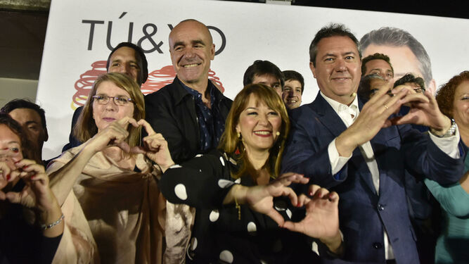 Espadas, junto a Verónica Pérez y el resto de su candidatura, haciendo el símbolo del corazón.