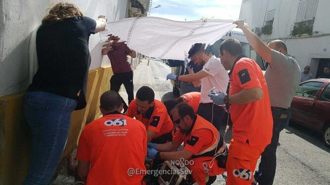El equipo del 061 atendiendo a un hombre que sufrió una parada cardiaca en San Jerónimo.