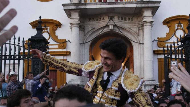 Pablo Aguado sale a hombros por la Puerta del Príncipe.