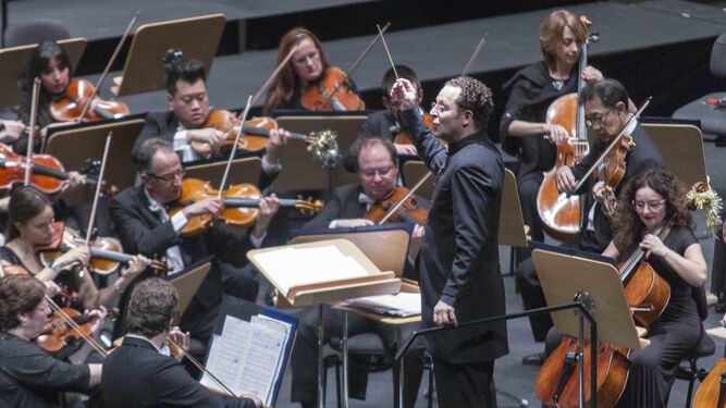 John Axelrod dirige a la Real Orquesta Sinfónica de Sevilla durante el Concierto de Año Nuevo de 2017.