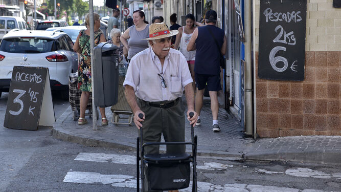 Un hombre pasea por una calle de Torreblanca.