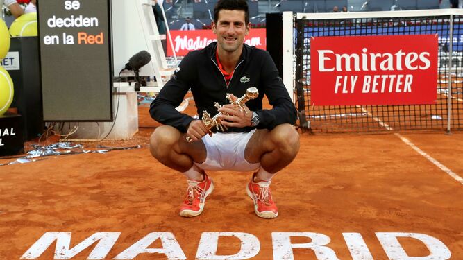 Djokovic con su trofeo tras vencer la final del Madrid Mutua Open.