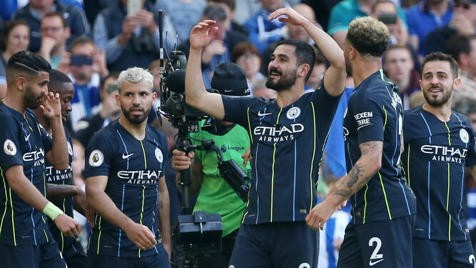 Los jugadores del Manchester City celebran su triunfo.