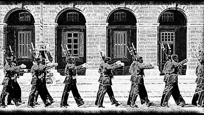 Guardias civiles desfilan en el patio del Palacio Real de Madrid.