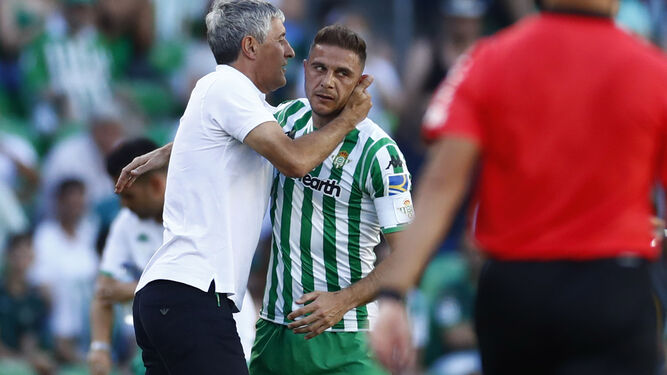 Joaquín se abraza con Setién en el partido ante el Huesca.