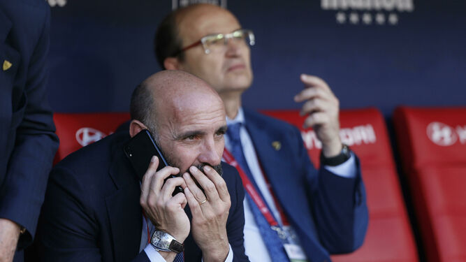 Monchi habla por el teléfono ante Castro antes del inicio del partido.