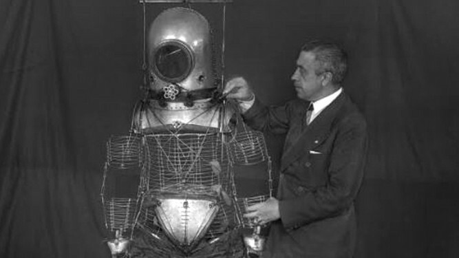 Emilio Herrera con su prototipo de traje espacial de 1935
