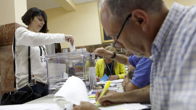 Una mujer ejerce su derecho al voto en las elecciones municipales de 2015.