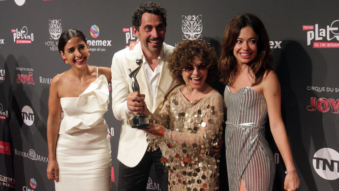 Inma Cuesta, Paco León, Anna R. Costa y Anna Castillo posan con el Premio Platino a la mejor Miniserie o Teleserie Cinematográfica Iberoamericana.