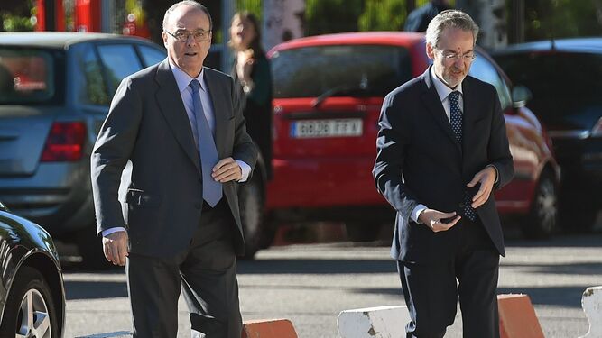 El ex gobernador de España Luis María Linde (izquierda), a su llegada a la Audiencia Nacional.