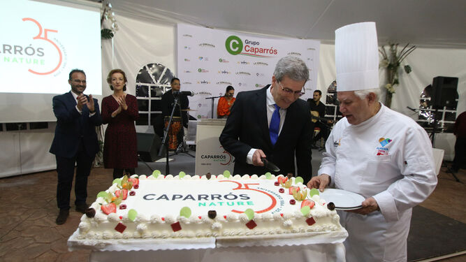 Pedro Caparrós, durante la gala del 35 aniversario de Caparrós Nature, junto al chef Antonio Gázquez.