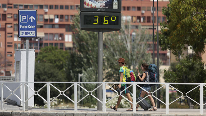Turistas paseando por Sevilla con altas temperaturas