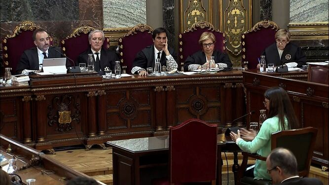 Los magistrados del Supremo que juzgan el 'procés' (con Manuel Marchena a la izquierda) escuchan a una testigo.