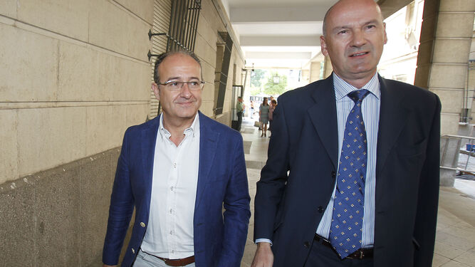 El ex consejero de Innovación Martín Soler y su abogado, Alfonso Martínez del Hoyo, una de las defensas que han pedido el archivo.