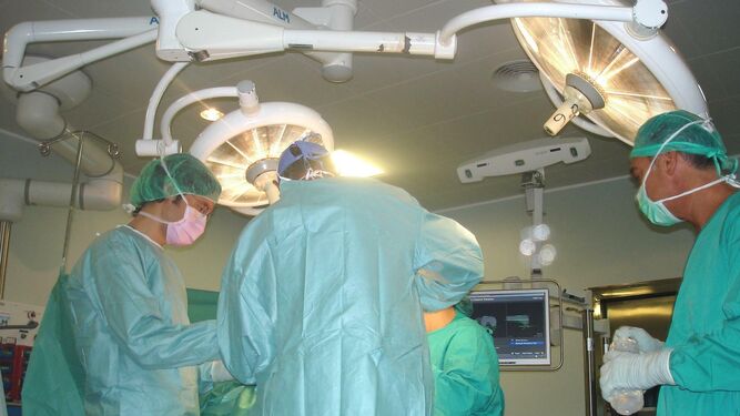 Sanitarios durante una intervención quirúrgica.