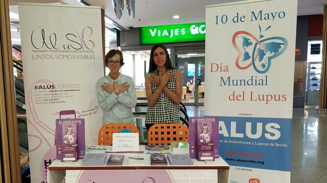 Integrantes de ALUS repartiendo información sobre la enfermedad en un centro comercial de Sevilla.