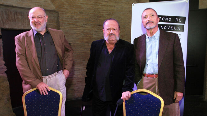 De izquierda a derecha, Juan Eslava Galán, Rafael de Cózar y Arturo Pérez-Reverte, en uno de sus últimos encuentros.