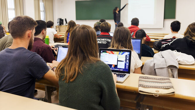 Estudiantes de la Universidad Pablo de Olavide en una clase.