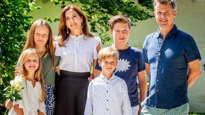 Foto de familia reciente de Federico y Mary con sus cuatro hijos.