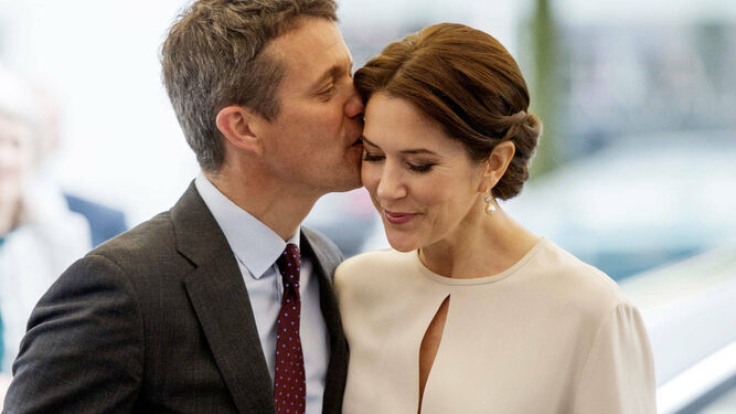 El príncipe Federico besa a su esposa Mary en un acto público.