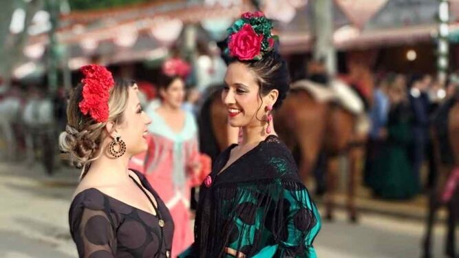 M&ordf; Carmen, otra de nuestras lectoras, que posa con una amiga en la Feria de Sevilla. El negro y los lunares, siempre presentes en las tendencias m&aacute;s flamencas.