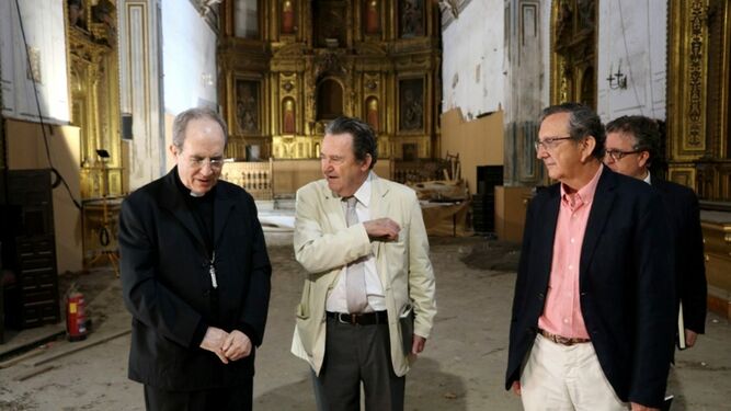 El arzobispo, monseñor Asenjo, con los arquitectos Antonio Molina y Gonzalo Díaz-Recasens, y el ecónomo, Alberto Benito.