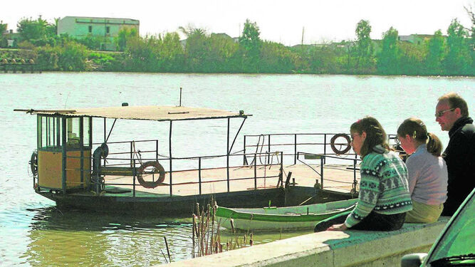 La barcaza de Coria del Río permite el transporte de personas y vehículos de una orilla a otra.