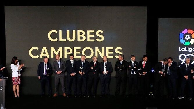El Sevilla, homenajeado en la gala de LaLiga como club campeón en la temporada 45-46.