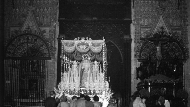 Los pasos del Cristo de la Fundaci&oacute;n y la Virgen de los &Aacute;ngeles en la Catedral, donde se refugiaron por la lluvia el Jueves Santo de 1985.
