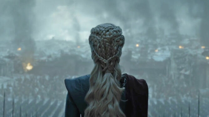 Emilia Clarke, Daenerys, de espaldas al público ante la destrucción