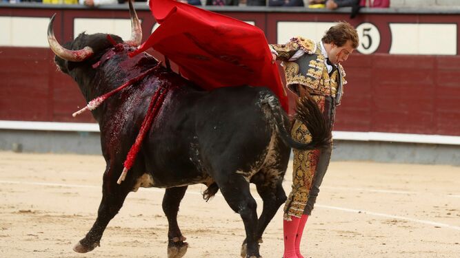 El diestro valenciano Román, en una manoletina a su primer toro.
