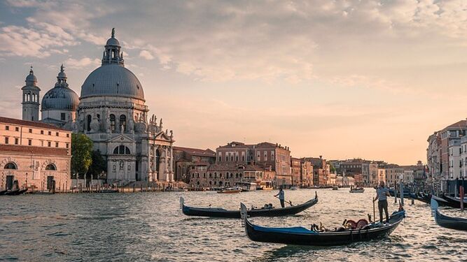 Venecia: la&nbsp;citt&agrave;&nbsp;della&nbsp;passione
Muy cerca de aqu&iacute; se encuentra uno de los destinos hist&oacute;ricamente m&aacute;s rom&aacute;nticos del mundo. La eterna Venecia. Cuando se habla de amor y pasi&oacute;n vienen a la mente los coloridos canales y casas que componen esta fascinante ciudad.&nbsp;