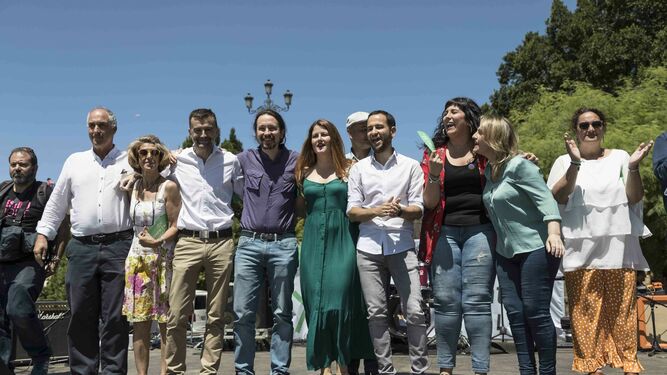 Pablo Iglesias, en el centro, junto a Antonio Maíllo, Susana Serrano, Esteban de Manuel, Daniel González Rojas, Sandra Heredia, Eva Oliva, y Ángela Aguilera.
