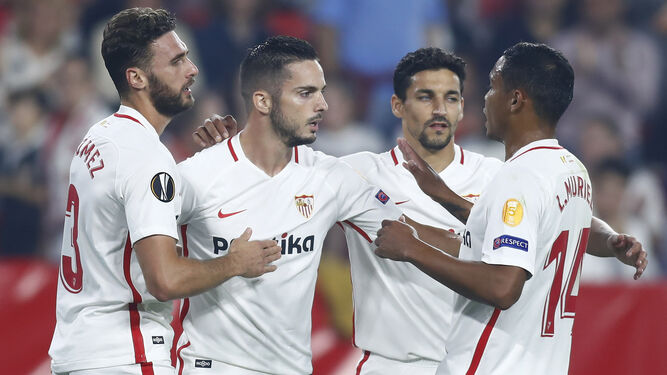 Sergi Gómez, Jesús Navas y Muriel felicitan a Sarabia tras un gol.