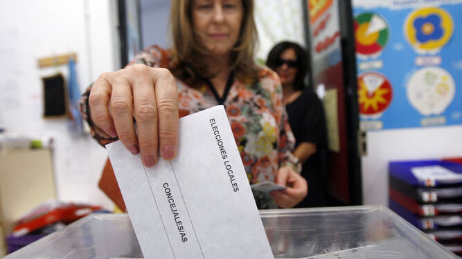 Una mujer deposita su voto en una urna las pasadas elecciones municipales.