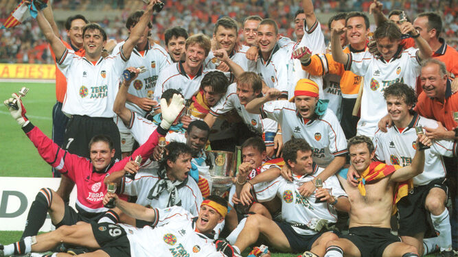 El Valencia celebra en La Cartuja la Copa que conquistó en 1999 ante el Atlético.