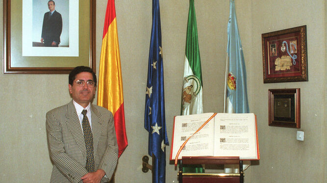 El histórico alcalde socialista de Lebrija (Sevilla), Antonio  Torres  García , en una imagen de 1999.