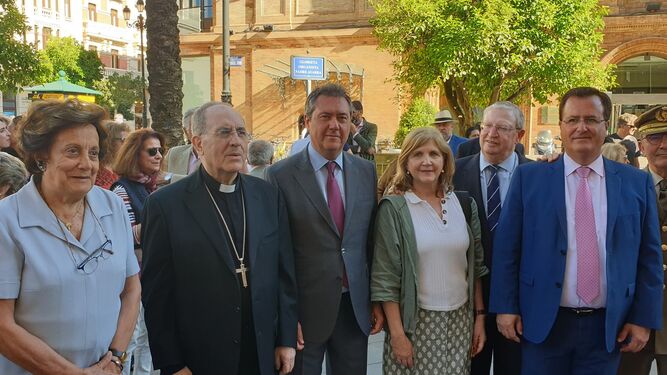 El alcalde Espadas, junto al arzobispo Asenjo, concejales y familiares, tras inaugurar la glorieta dedicada a Ayarra.