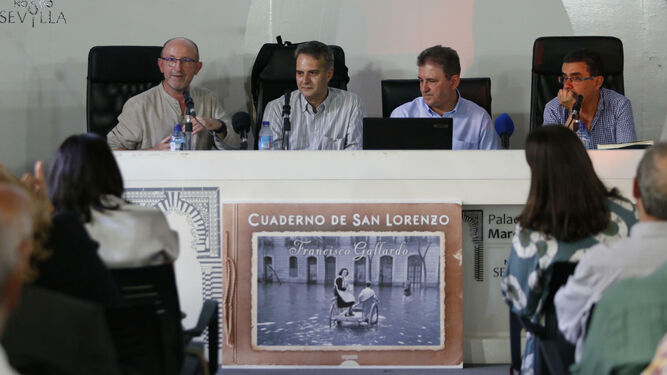 Francisco Gallardo, con el editor y los presentadores de su libro 'Cuaderno de San Lorenzo'