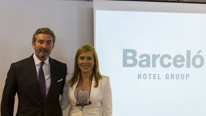 Gaspar Sáez, director de Barceló en Andalucía, y Sara Ramis, directora de Márketing, ayer en Sevilla.