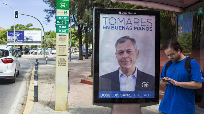 Un cartel electoral de José Luis Sanz (PP) en una marquesina de los autobuses del Consorcio Metropolitano de Transportes.