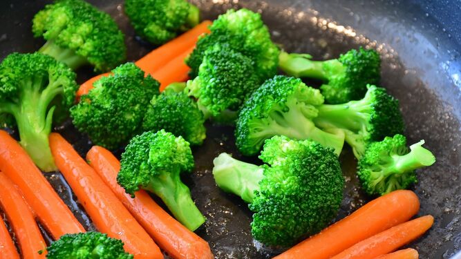 El brócoli y la zanahoria, dos alimentos que recomiendan consumir desde la Universidad de Harvard.