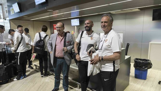 José Castro, Monchi y Joaquín Caparrós, este martes antes de viajar a Tanzania.