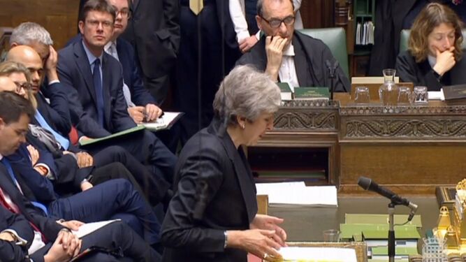 Theresa May se dirige a los parlamentarios en la Cámara de los Comunes.